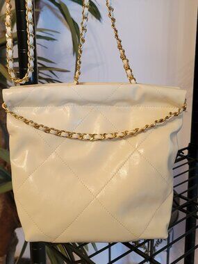 **Fun crossbody! Cute and stylish fashion "trash" bag. No brand.